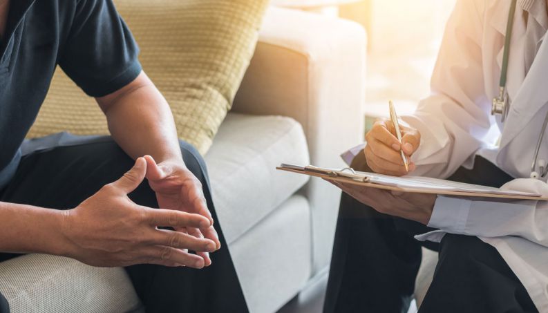 homem medico consulta