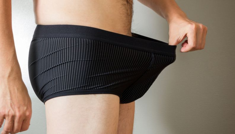 
 Alimentação balanceada e bons hábitos são os pilares para a longevidade e para a manutenção da saúde em todos os aspectos, inclusive o sexual. Homens que desejam melhorar a qualidade da ereção e diminuir as chances de sofrer de disfunção erétil podem, por exemplo, conquistar bom desempenho de forma natural e sem uso de medicamentos.
 Hábitos que melhoram a ereção do pênis
1. Uma boa noite de sono é fundamental para o bom funcionamento do corpo e da mente. Dormir mal ou poucas horas afeta os ciclos normais de ereções que acontecem durante a noite e pode ainda interferir no desejo sexual.

	<img size=
