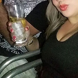 Somos casal liberal, gostamos de conhece pessoas, fazer amizade, gostamos de beber em casa,   vanos se conhece quem sabe se rola algo a mas.. 