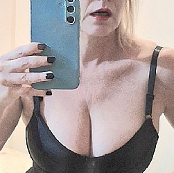 Mulher livre querendo experimentar novas possibilidades no sexo