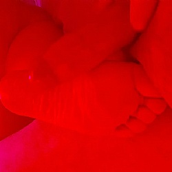 Somos um casal real, 45 e 46 anos, com corpos naturais e cheios de desejo. gostamos de explorar nossa química, nossa entrega e a intensidade do prazer a dois. nesse momento, buscamos apenas sexo virtual e voyeurismo — adoramos a ideia de sermos observados e também de observar, de sentir a excitação crescendo com cada troca de olhares, mensagens e fantasias.  estamos chegando agora nesse universo e queremos ir com calma, etapa por etapa, descobrindo juntos cada sensação nova, sem pressa, mas com muito tesão. o futuro pode nos levar a viver experiências presenciais, quem sabe dividir o mesmo ambiente… mas por enquanto, o que nos instiga é a provocação, a troca e a excitação à distância.  se você também sente prazer na intensidade da imaginação, na sedução e no jogo erótico que o voyeurismo permite, vamos explorar juntos.